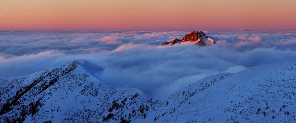 Vista Aérea Los Picos Montaña Nieve Las Nubes — Foto de Stock