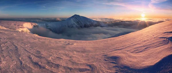 Γραφική Θέα Στα Βουνά Στο Χιόνι Στο Ηλιοβασίλεμα — Φωτογραφία Αρχείου