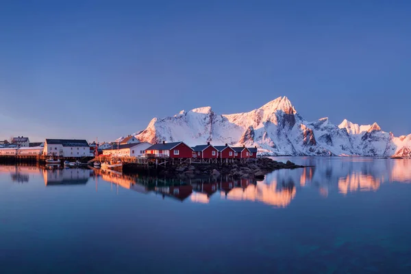 Vista Panorámica Edificios Rojos Lago Montañas Nieve — Foto de Stock