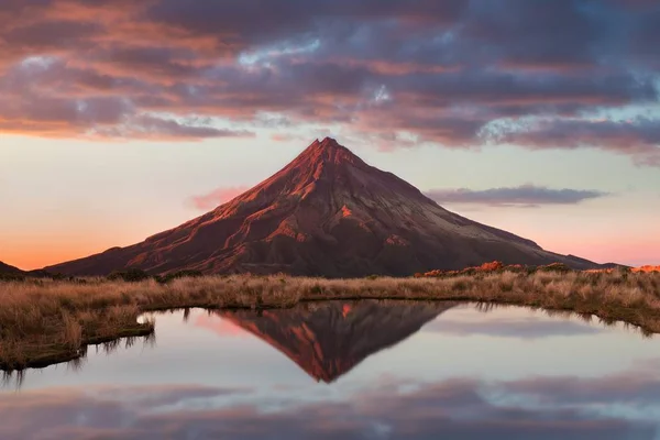 Vista Panorâmica Das Montanhas Refletindo Água — Fotografia de Stock