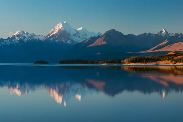 Vista Panorâmica Das Montanhas Lago Luz Sol — Fotografia de Stock