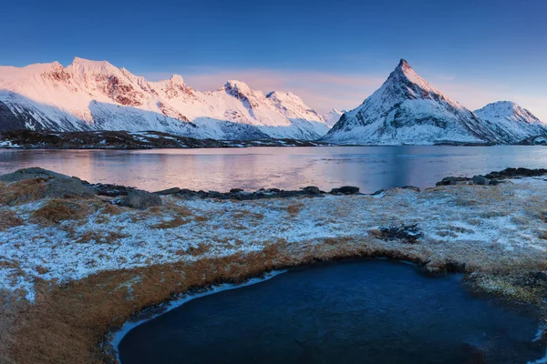 Vista Panorámica Del Lago Las Montañas Nieve — Foto de Stock