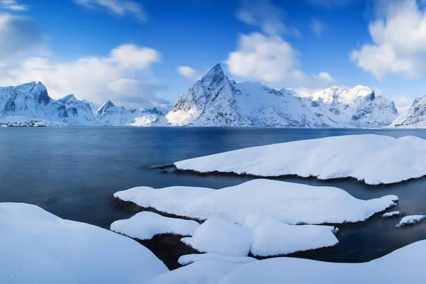 Vacker Utsikt Över Sjön Och Bergen Snön — Stockfoto