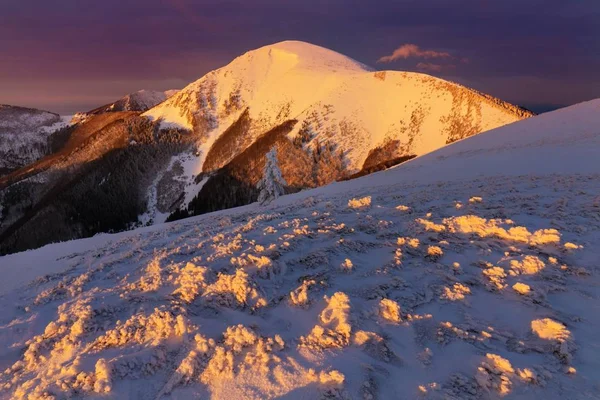Gün Batımında Karda Dağların Doğal Görünümü — Stok fotoğraf