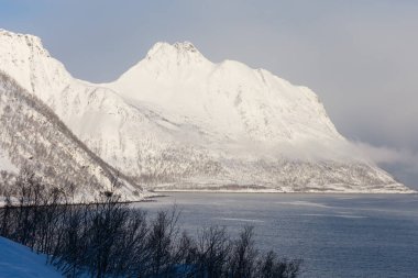 kışın Norveç Alpleri'nin manzara görünümü