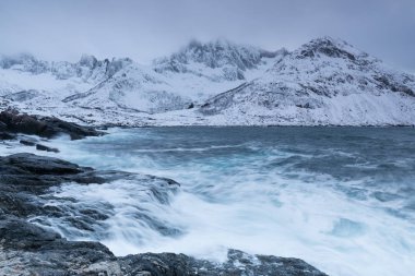 kışın Norveç Alpleri ve deniz manzara