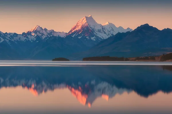 Vista Panorámica Las Montañas Reflejándose Agua —  Fotos de Stock