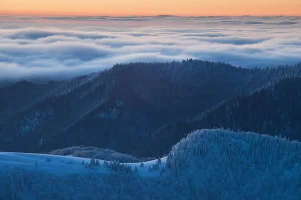 雪の山々の風光明媚な眺め イタリア ヨーロッパ — ストック写真