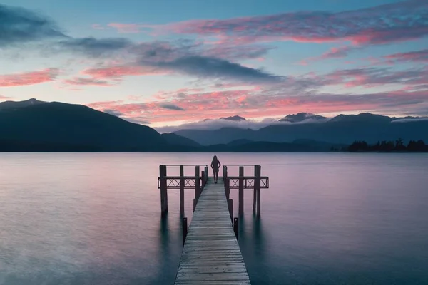 Vrouw Silhouet Bij Omantische Kade Anau Het Zuidereiland Van Nieuw — Stockfoto