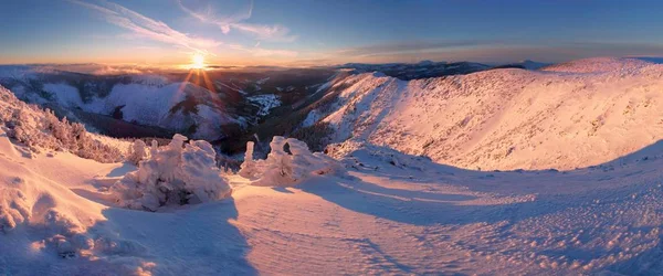 Vista Panorâmica Das Montanhas Neve Pôr Sol — Fotografia de Stock