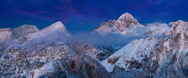 Malerischer Blick Auf Berge Schnee Unter Blauem Himmel — Stockfoto