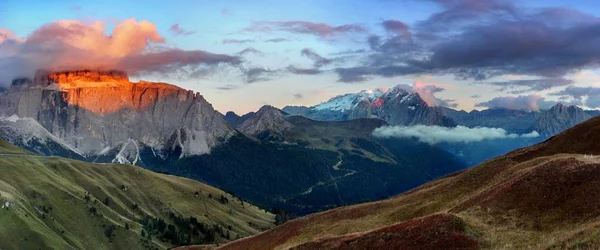 Vista Panorámica Las Montañas Bajo Cielo Con Nubes — Foto de Stock