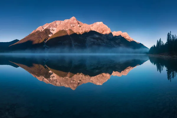 Schilderachtig Uitzicht Het Landschap Met Lucht Reflecterend Meer Met Bomen — Stockfoto