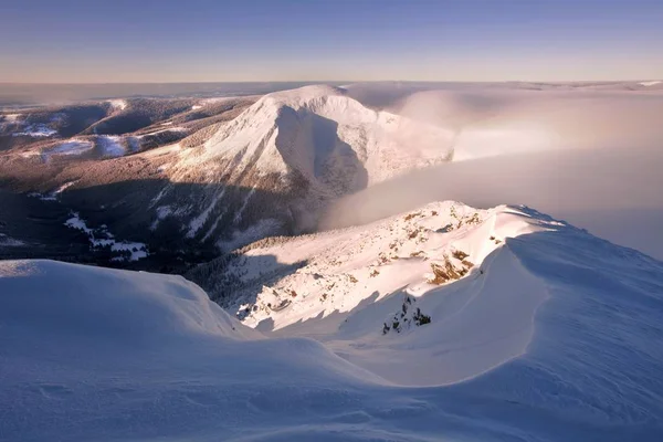 Gün Batımında Karda Kayalık Dağların Manzara Görünümü — Stok fotoğraf