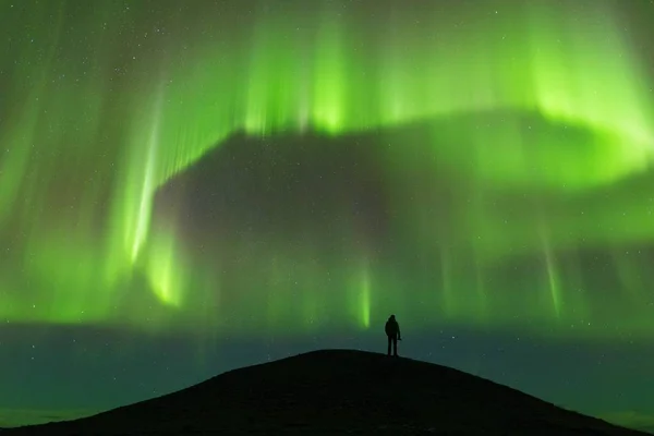 Insan Silueti Üzerinde Yeşil Kuzey Işıkları Doğal Görünümü — Stok fotoğraf