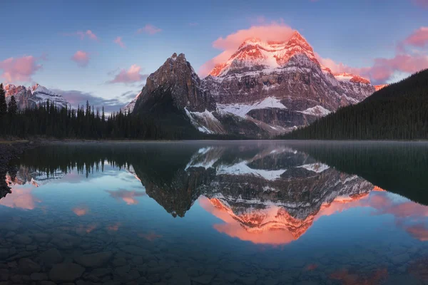 Scenic View Mountains Reflecting Water — Stock Photo, Image