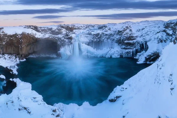 冬の雪と湖の岩の景色 — ストック写真