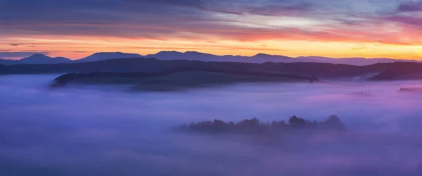 Vista Panorámica Las Montañas Las Nubes Luz Del Sol — Foto de Stock