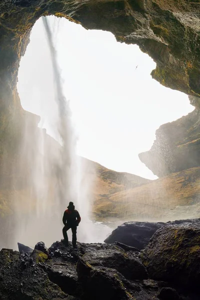 Живописный Вид Туриста Водопад Квернуфосс Скогафоссе Ущелье Гор — стоковое фото