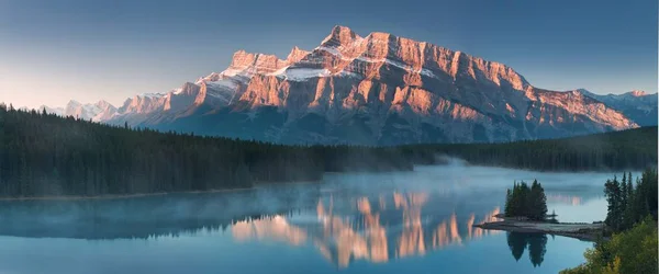 arka planda ağaçlar ile gölde yansıtan gökyüzü ile manzara manzara manzara manzara