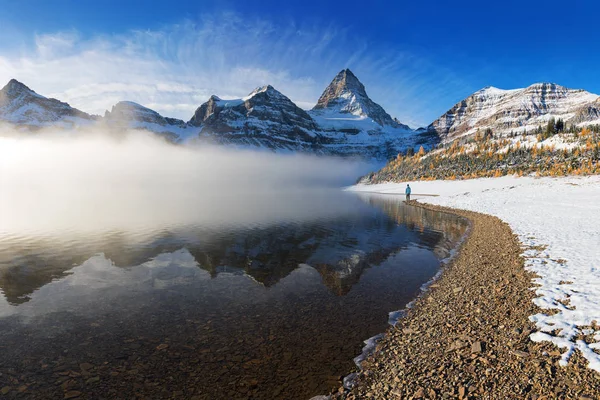 Schilderachtig Uitzicht Het Meer Bergen Sneeuw — Stockfoto