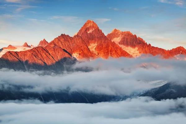 Vista Panorámica Las Montañas Cerca Del Cielo Las Nubes —  Fotos de Stock