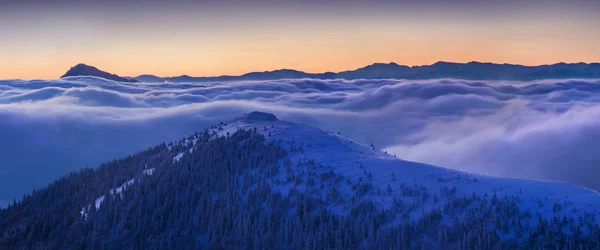 夕暮しの雲の中の山々の風光明媚な眺め — ストック写真