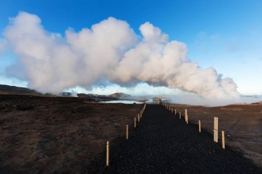 Reykjanes yarımadasındaki Gunnuhver jeotermal alanı ve enerji santralinin görünümü, Keflavik, İzlanda 