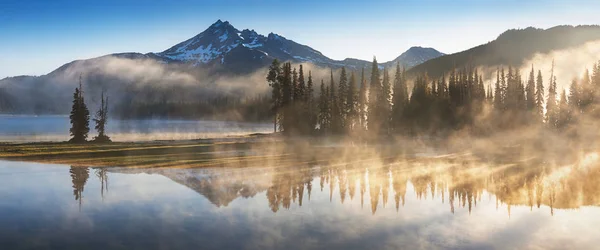 Vista Panorámica Del Paisaje Con Cielo Reflejándose Lago Con Árboles —  Fotos de Stock