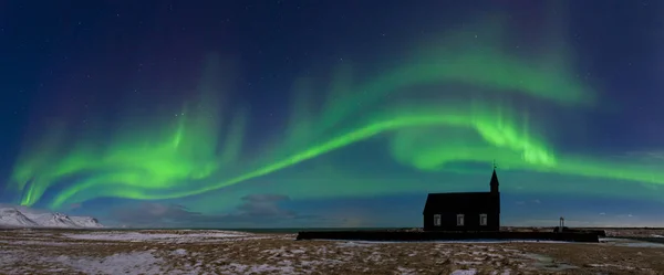 Jokulsarlon buzul lagün, İzlanda kilise üzerinde aurora borealis doğal görünümü