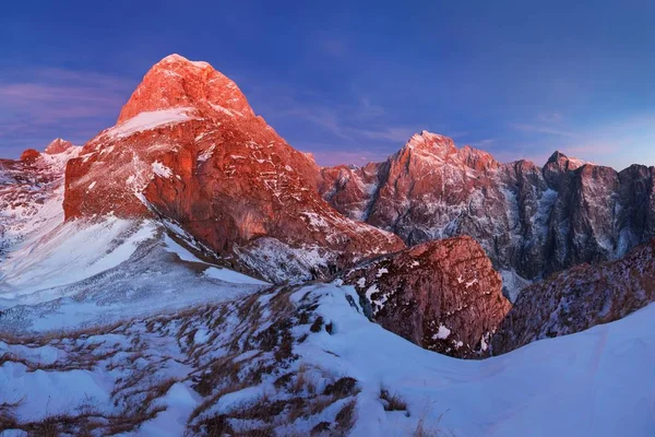 冬の雪の中の岩山の美しい景色 — ストック写真