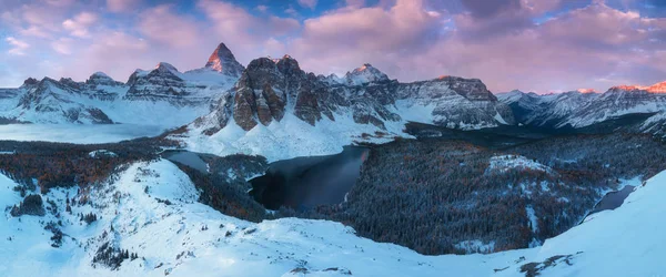Malowniczy Widok Skaliste Góry Śniegu Zimą — Zdjęcie stockowe