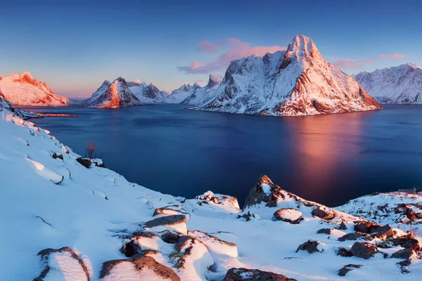 Kışın karda kayalık dağların manzara görünümü