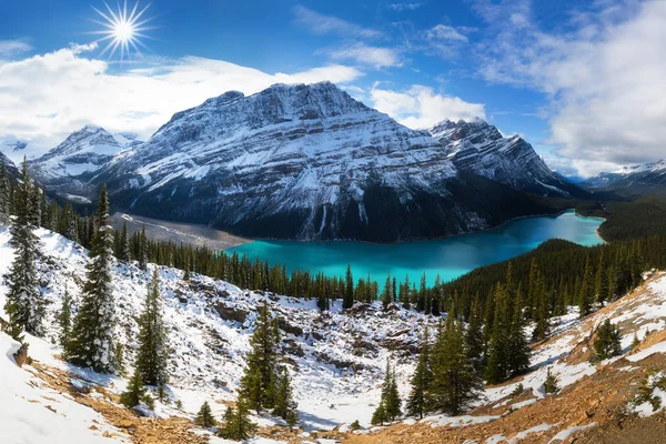 Vista Panorâmica Montanhas Lago Sob Céu Nublado — Fotografia de Stock