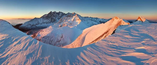 冬季雪中岩石山脉的风景 — 图库照片