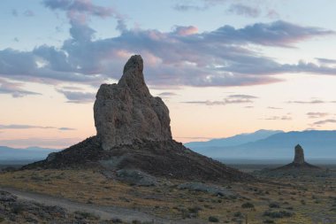 Joshua Tree National Park, Mojave çöl, Kaliforniya, ABD. Gün batımında Jumbo kayalar. Güzel manzara arka plan