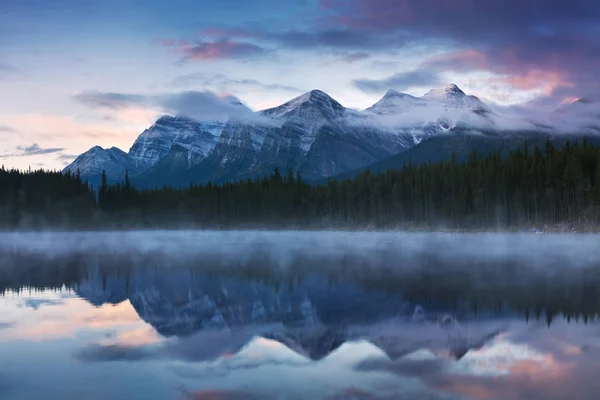 Lago Hebert Con Reflexión Montaña Parque Nacional Banff —  Fotos de Stock