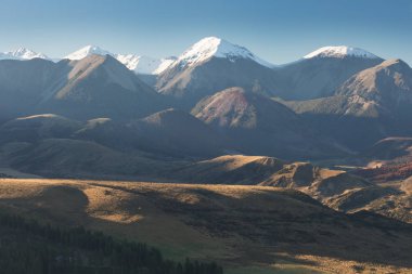 Güneş ışığı altında parlayan dağların pitoresk görünümü. Dramatik sabah sahnesi. Sanatsal resim. Güzellik dünyası. Güzel arka plan manzara 