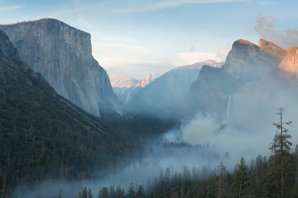 Füst Erdőben Tűz Yosemite Nemzeti Parkban Erdőtűz Van Jelen Háttérben — Stock Fotó