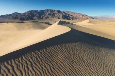 Sabah Erken Güneş ışığı Kum Tepeleri Ve Mesquite düz tepelerde Dağlar, Death Valley Milli Parkı, California Abd Soba Kuyuları kum tepeleri, kum güzel arka plan çok güzel yapılar