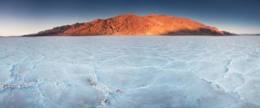 Havzalar tuz düzlükler görünümü, Badwater Havzası, Death Valley, Inyo County, California, Amerika Birleşik Devletleri. Ölüm Vadisi Milli Parkı'ndaki Tuzlu Su Oluşumları. Harika gün batımı. Roadtrip için kova listesi.