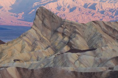 Zabriskie Point'ten görünüm, Death Valley Ulusal Parkı, Inyo County, Kaliforniya, Amerika Birleşik Devletleri. Ölüm Vadisi, yarımkürenin en düşük noktası ev, büyük bir kış kaçış nokta yapar