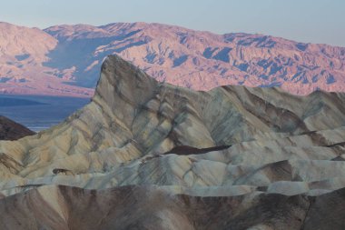 Zabriskie Point'ten görünüm, Death Valley Ulusal Parkı, Inyo County, Kaliforniya, Amerika Birleşik Devletleri. Ölüm Vadisi, yarımkürenin en düşük noktası ev, büyük bir kış kaçış nokta yapar