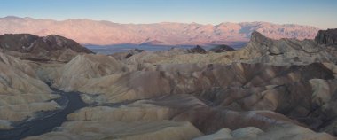 Zabriskie Point'ten görünüm, Death Valley Ulusal Parkı, Inyo County, Kaliforniya, Amerika Birleşik Devletleri. Ölüm Vadisi, yarımkürenin en düşük noktası ev, büyük bir kış kaçış nokta yapar