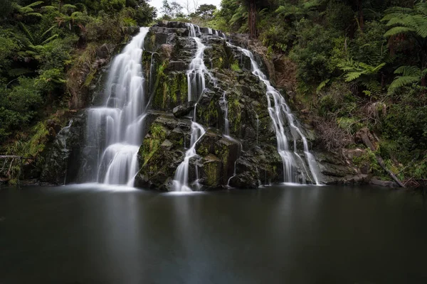 瀑布山景近在咫尺 山河瀑布景观 森林瀑布景观 瀑布森林苔苔岩石 夏季森林流视图 — 图库照片