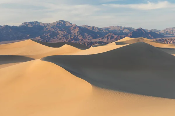 メスキート平らな砂丘 デスバレー国立公園 カリフォルニア州Usaストーブパイプウェルズ砂丘 砂の美しい背景の非常に素晴らしい構造で砂丘と山々の早朝の日光 — ストック写真