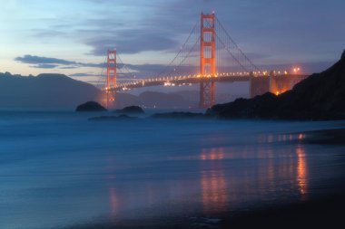 Yaz aylarında mavi gökyüzü ve bulutlar ile gün batımında güzel altın akşam ışığında doğal Baker Beach görülen ünlü Golden Gate Köprüsü Klasik panoramik görünümü, San Francisco, Kaliforniya, Abd