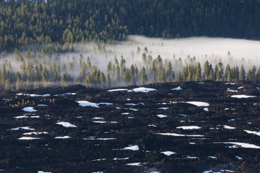 Boyalı Tepeler lassen Volkanik Milli Parkı'nda Cinder Koni üstünden görüldüğü gibi, güneşli bir günde, lav yatak featuring, çıplak, engebeli arazi, ve eğrileri, ilkbahar ve yaz