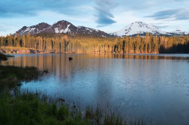Vadi bir dağ ortamında sis le dolup taşmış durumda. Sislerin üzerinde sadece dağların yüksek zirvesi güneşli gökyüzünün altında yükselir. Güzel peyzaj konsepti.