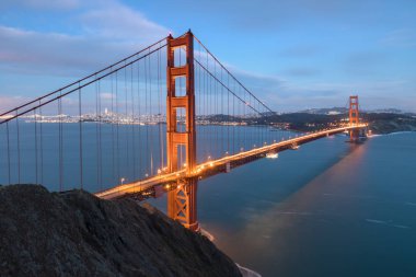 Yaz veya sonbaharda mavi gökyüzü ve bulutlar ile alacakaranlıkta güzel bir akşam ışığında ünlü Golden Gate Köprüsü Klasik panoramik görünümü, San Francisco, California, Abd 